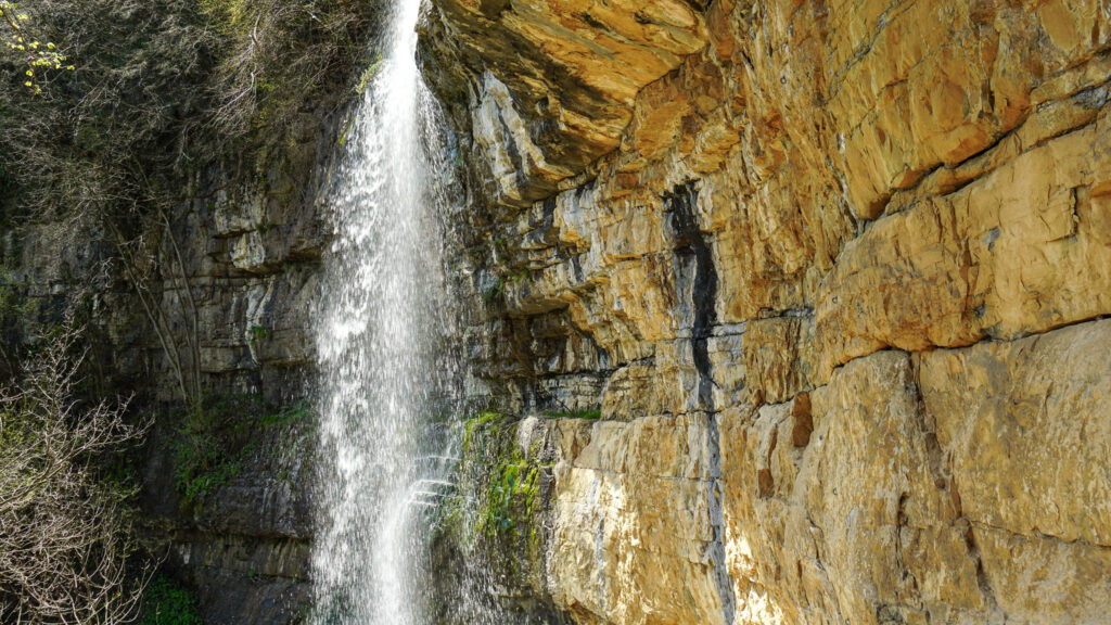Skaklya Waterfall